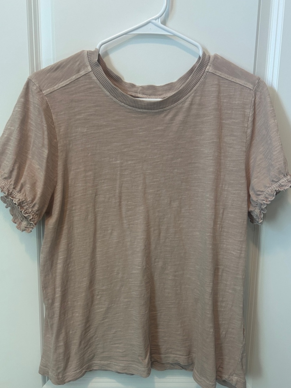 Women’s Pilcro Short Sleeve Ruffle Trim Tee - Taupe M